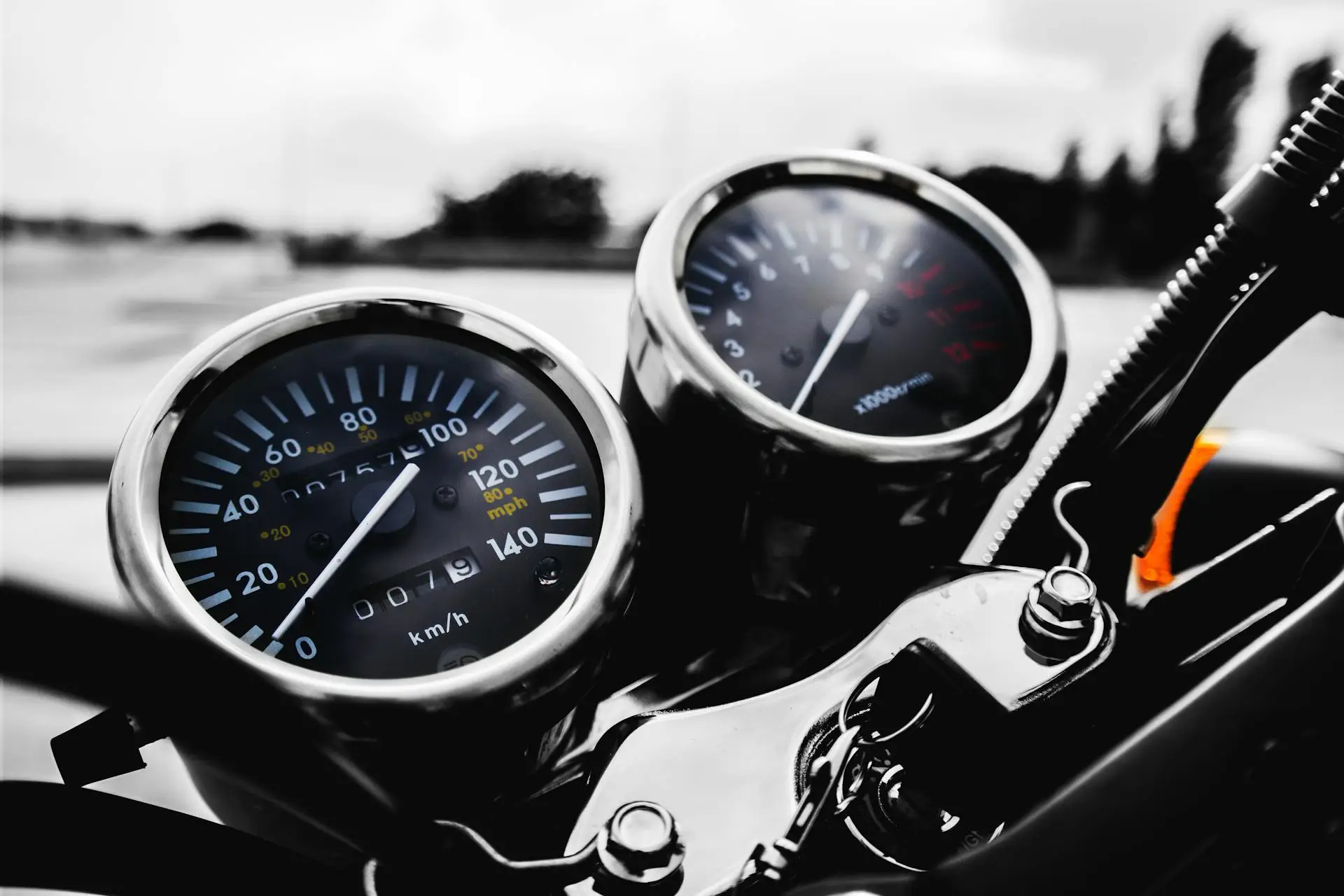 Compte-tour moto attention à la zone rouge