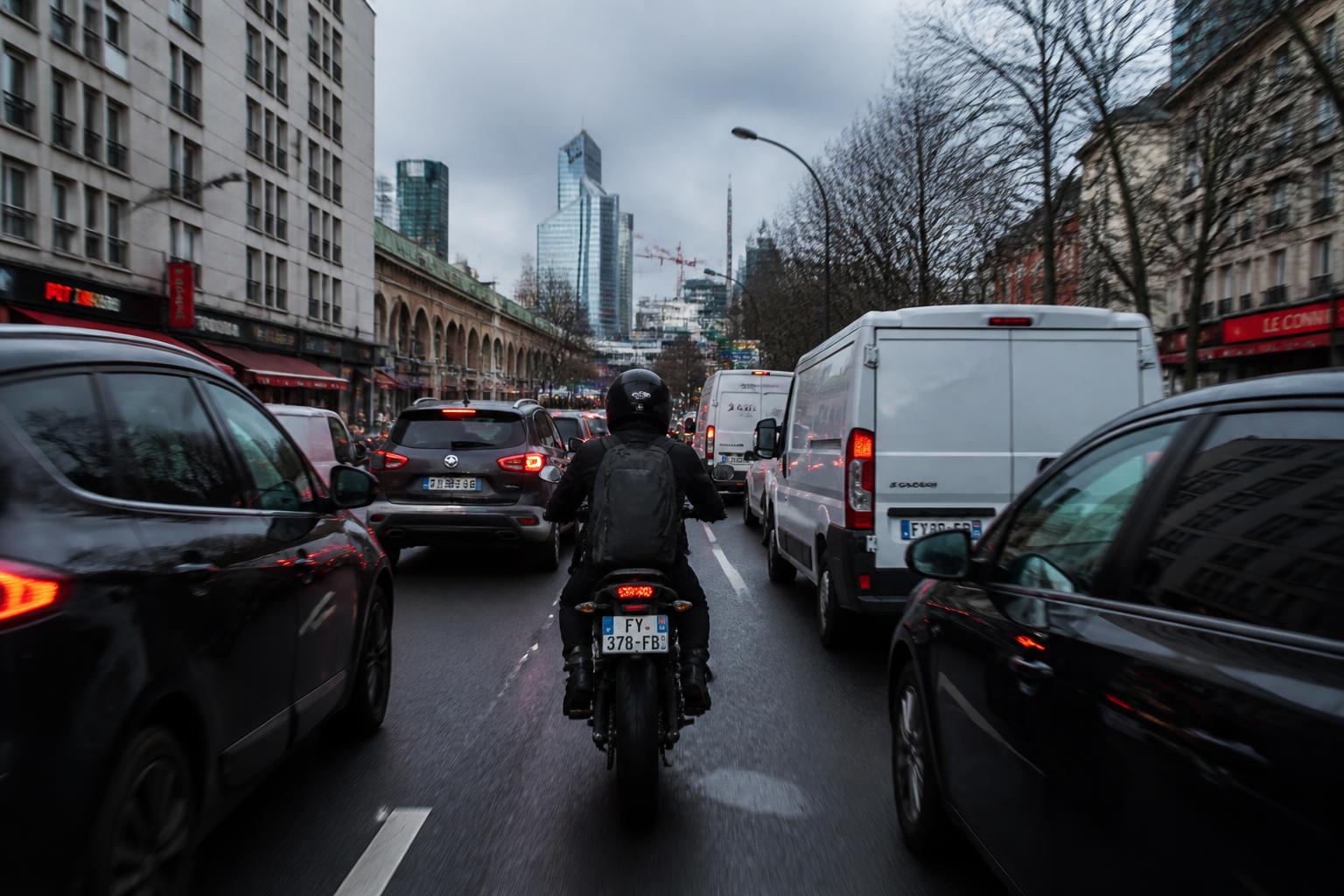 comparaison détaillée pendant 30 jours des trajets entre paris 11e et la défense en 125, vélotaf et métro : analyses des temps, coûts et confort.