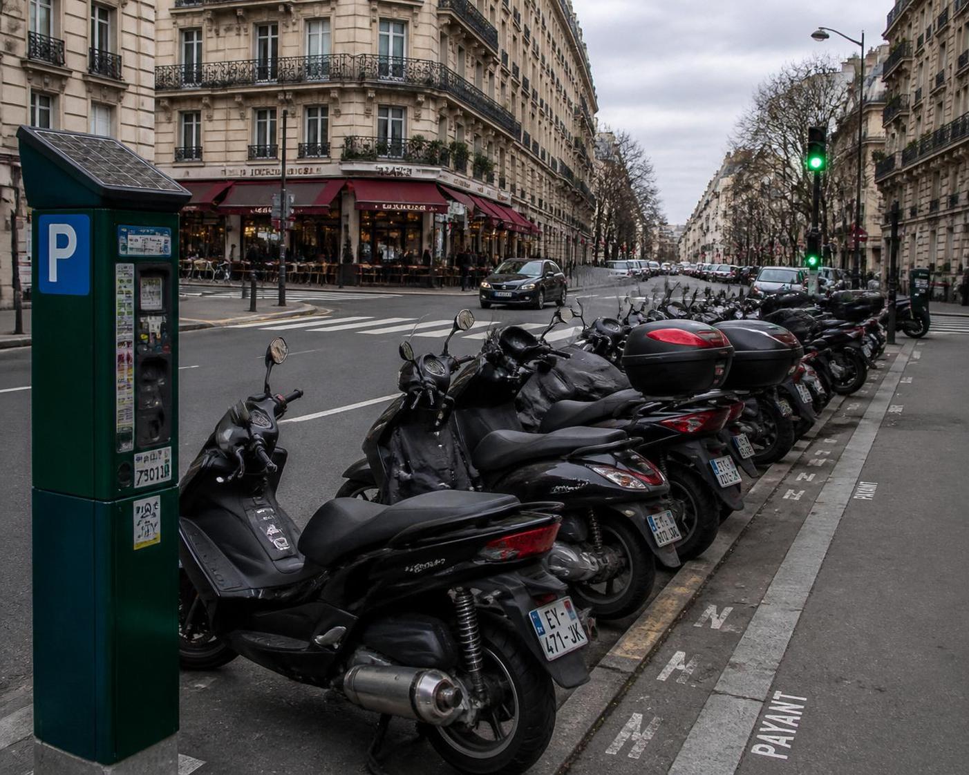 découvrez le coût réel du stationnement deux-roues à paris sur 47 jours et comparez-le à la communication officielle de la mairie. analyse détaillée et décryptage des tarifs.