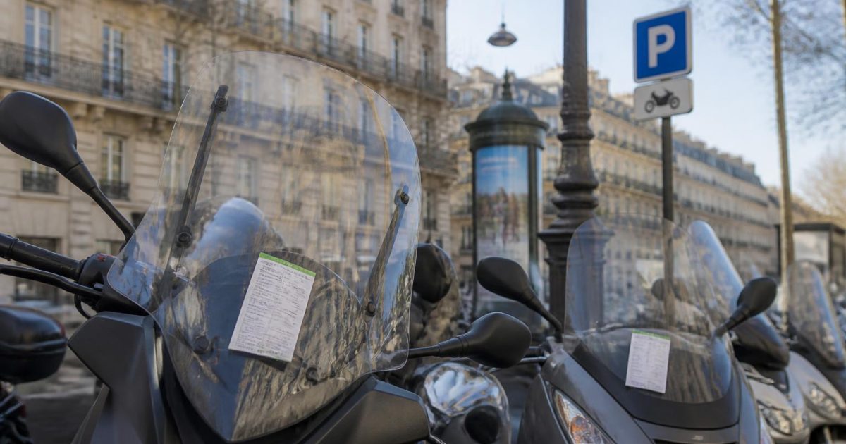 47 jours à payer le stationnement deux-roues à Paris : le coût réel vs la com de la mairie