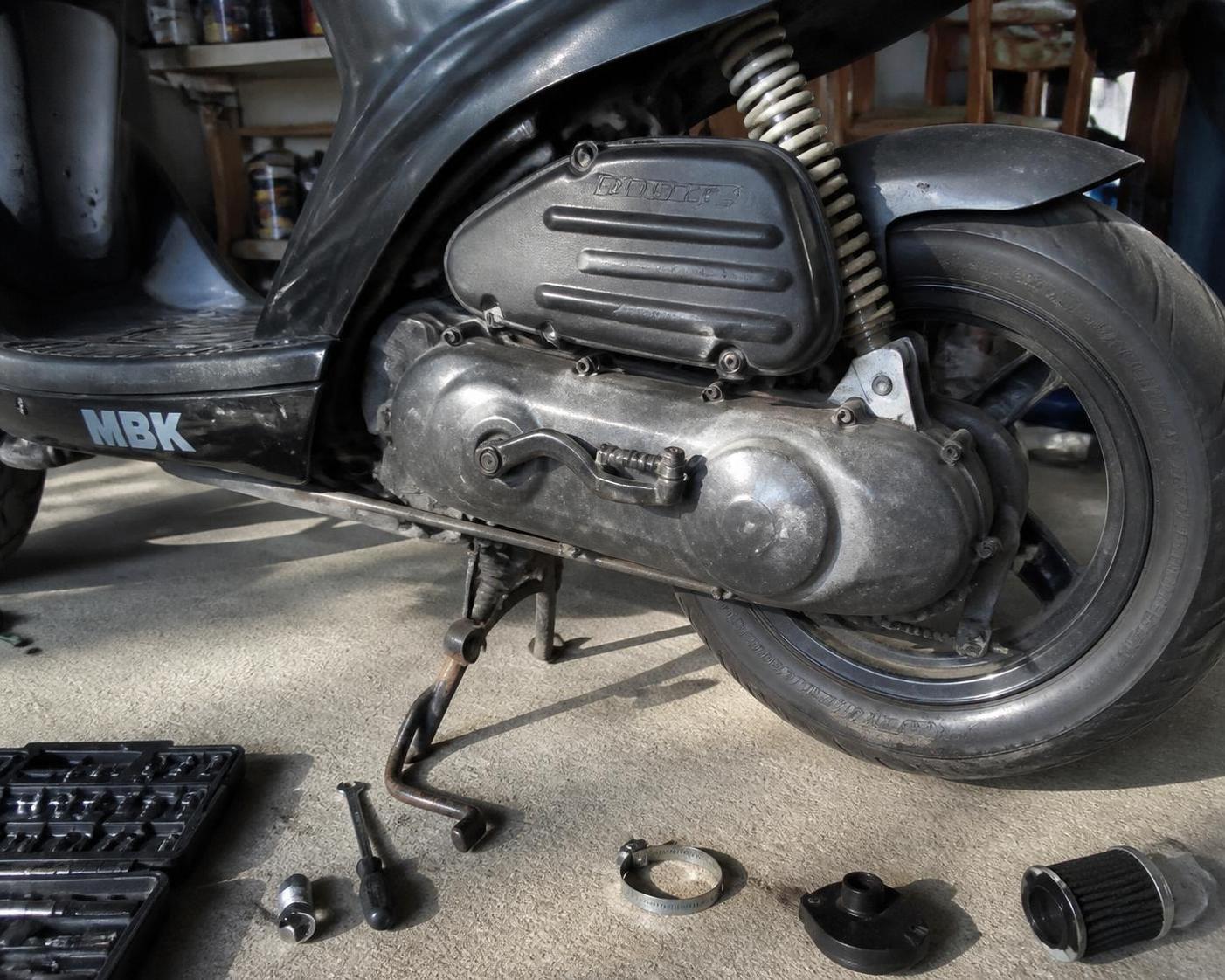 découvrez notre test de 4 modèles de boîte à air 50cc installés sur la même booster, et retrouvez celui qui conserve la meilleure reprise sans perdre en performance.