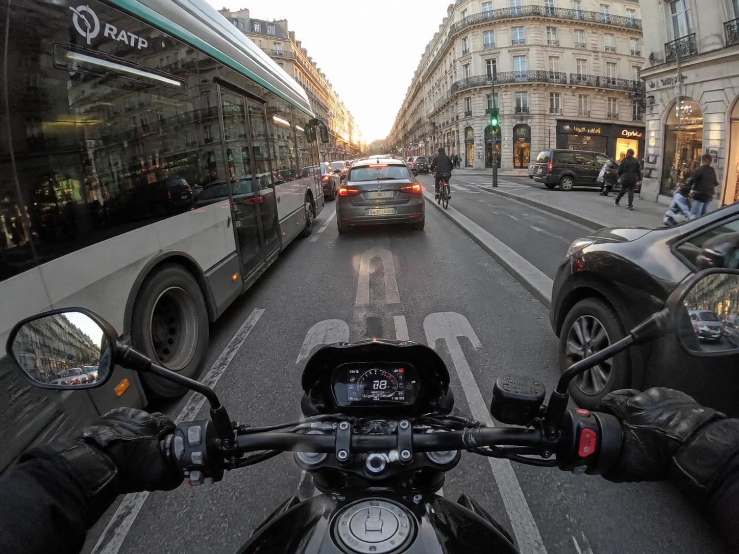 découvrez une immersion unique avec 4 heures de vidéo gopro sur une voie de bus parisienne, révélant les 7 angles morts inattendus qui m'ont obligé à freiner.