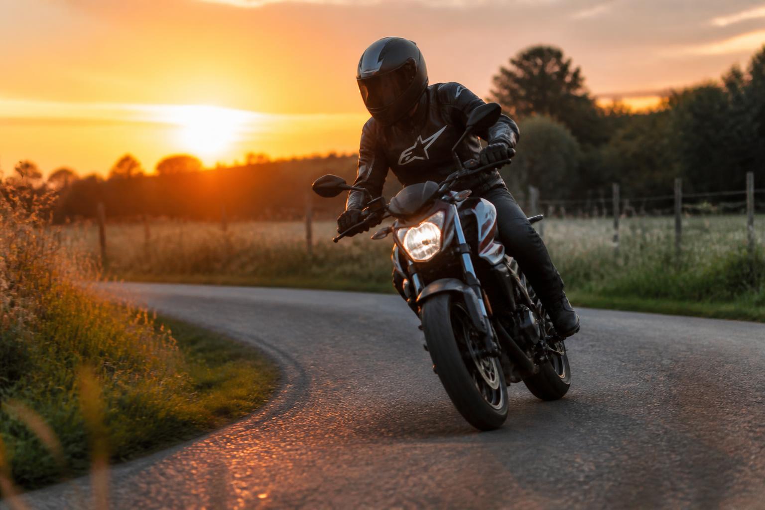 découvrez les raisons pour lesquelles j'ai choisi de revenir à une moto 125 thermique après 11 mois d'expérience en moto électrique, en partageant les avantages et inconvénients de chaque option.