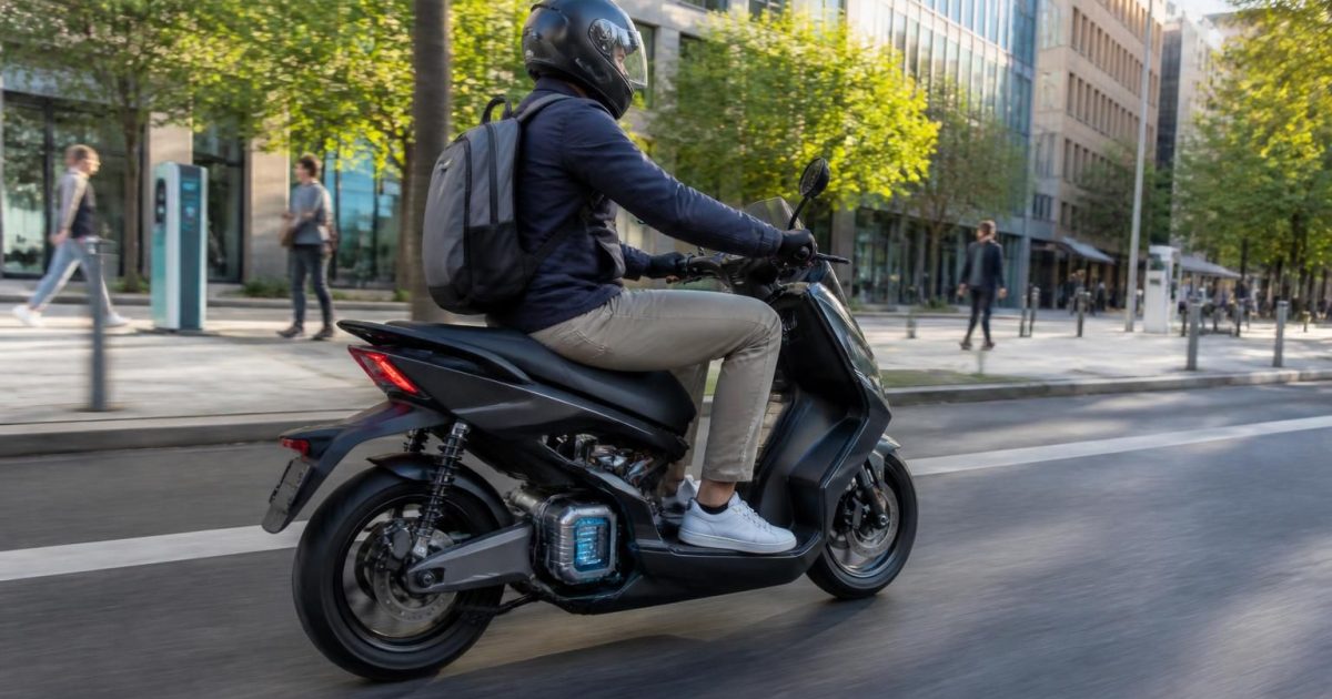 3 mois en scooter hybride essence-électrique : le mode que j&rsquo;utilise 80 % du temps (et pourquoi)
