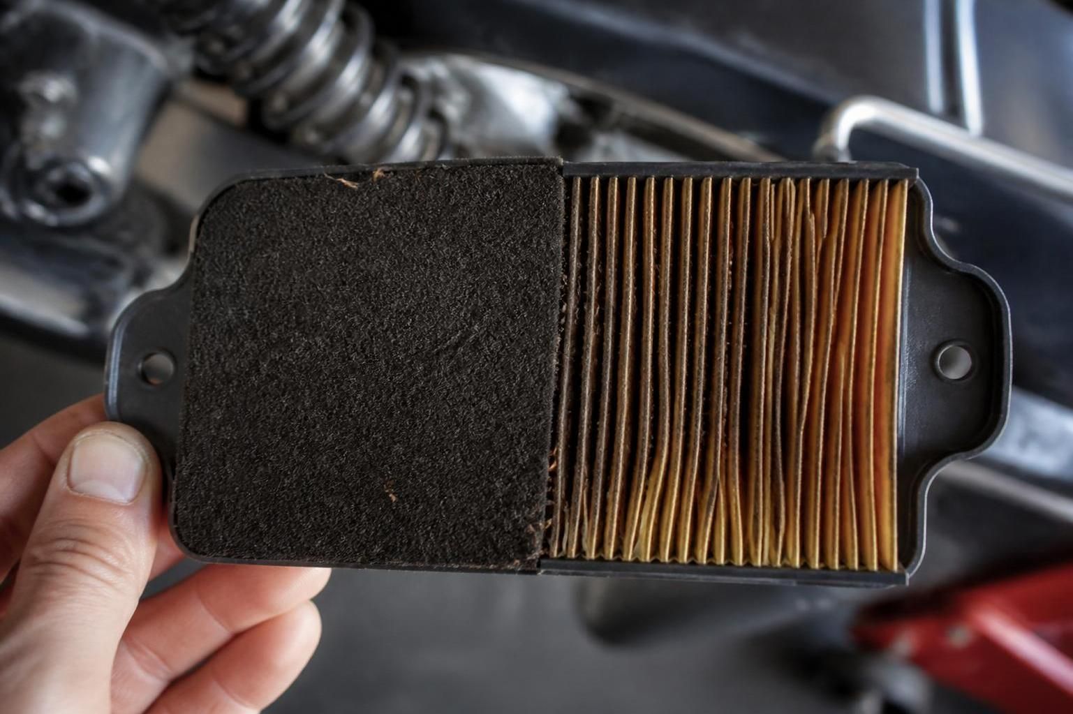 comparaison détaillée entre filtre à air mousse et papier sur un 50cc urbain après 3 000 km, avec photos et guide de démontage pour améliorer les performances.