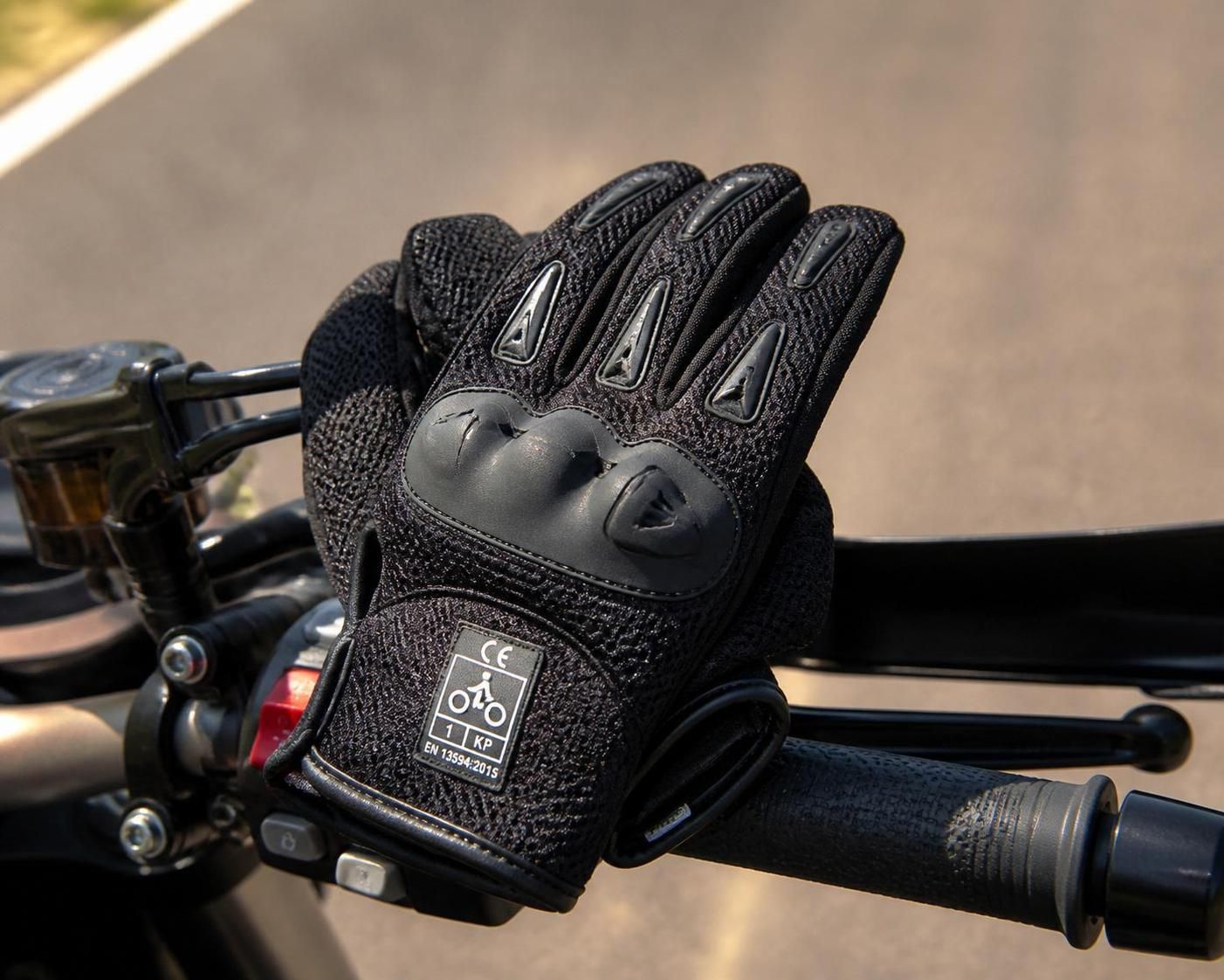 découvrez pourquoi investir dans des gants d'été homologués ce à 220 € vaut mieux que dépenser 89 €, à travers une expérience suite à une glissade. choisissez la sécurité et la qualité pour vos sorties.