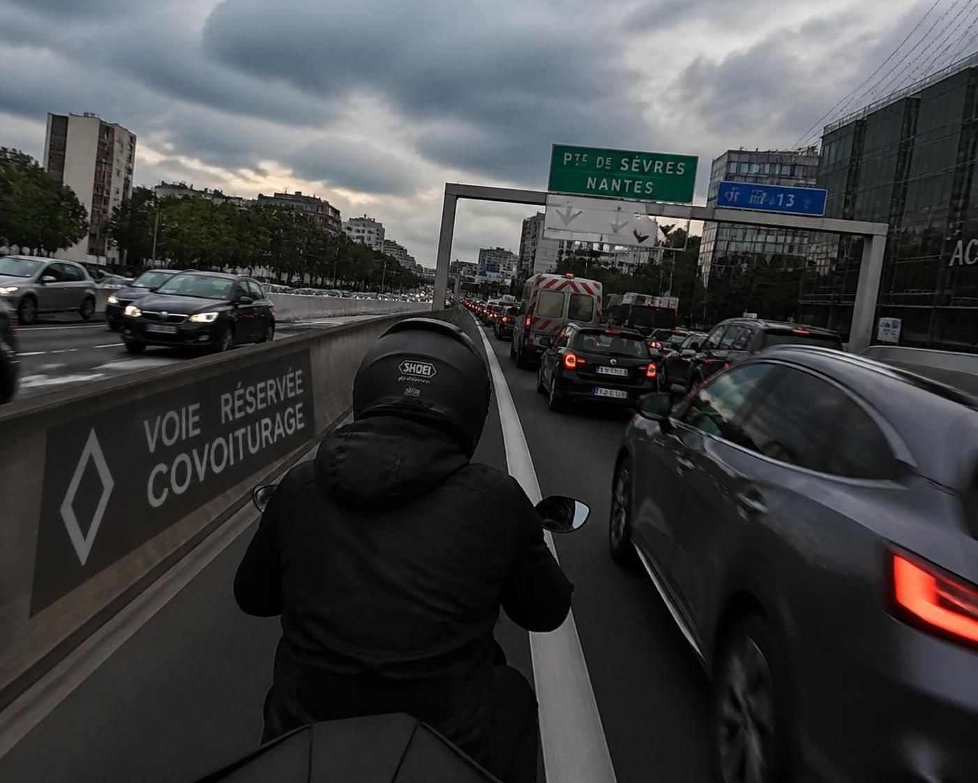 découvrez pourquoi j'ai décidé de ne plus emprunter le périphérique en deux-roues après avoir parcouru 11 200 km, en analysant le rapport temps/risque que beaucoup négligent.