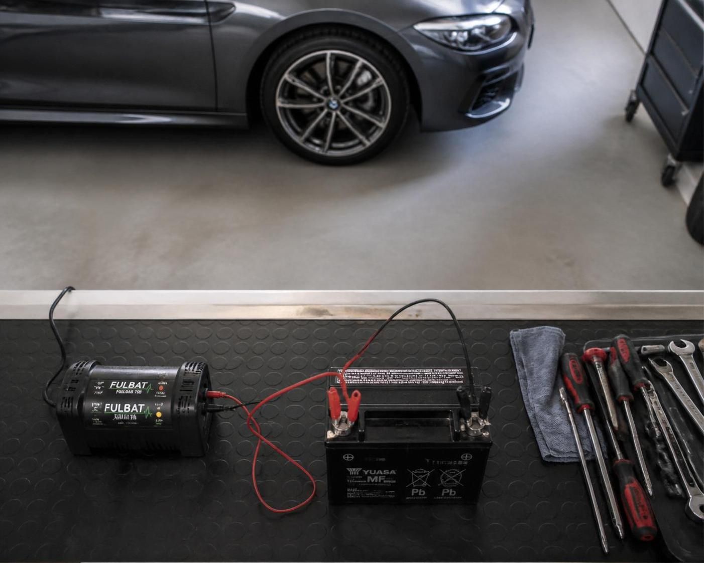 découvrez mon expérience en chargeant la batterie de ma moto avec un chargeur voiture : 6 essais, 2 échecs, et les dégâts causés. un récit complet et instructif.