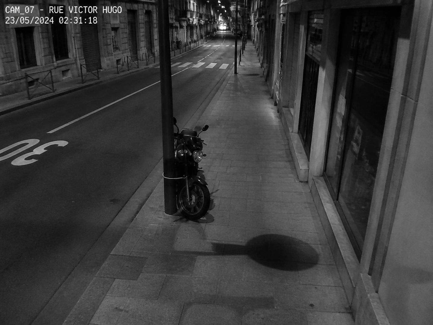 découvrez en 4 minutes sous la caméra de la mairie comment ma 125 a été volée et ce que j'ai appris en analysant les images de surveillance.
