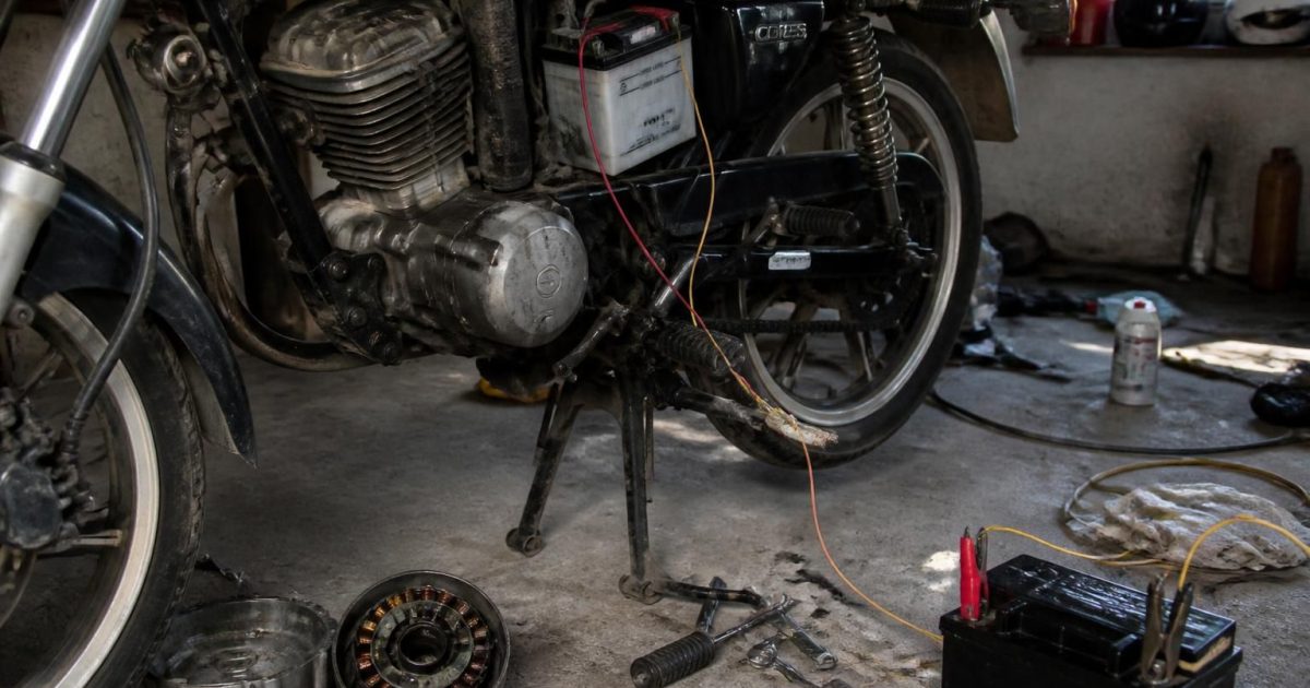 Recharger une batterie moto sans chargeur : la méthode contournée qui m&rsquo;a coûté l&rsquo;alternateur