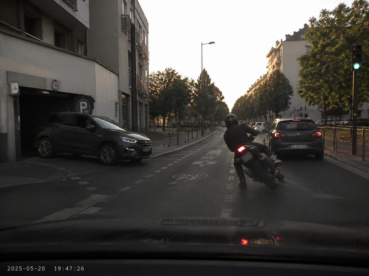 découvrez la séquence image par image d'un refus de priorité par une voiture sortant d'un parking, avec une analyse détaillée de la situation et des conseils pour mieux réagir.