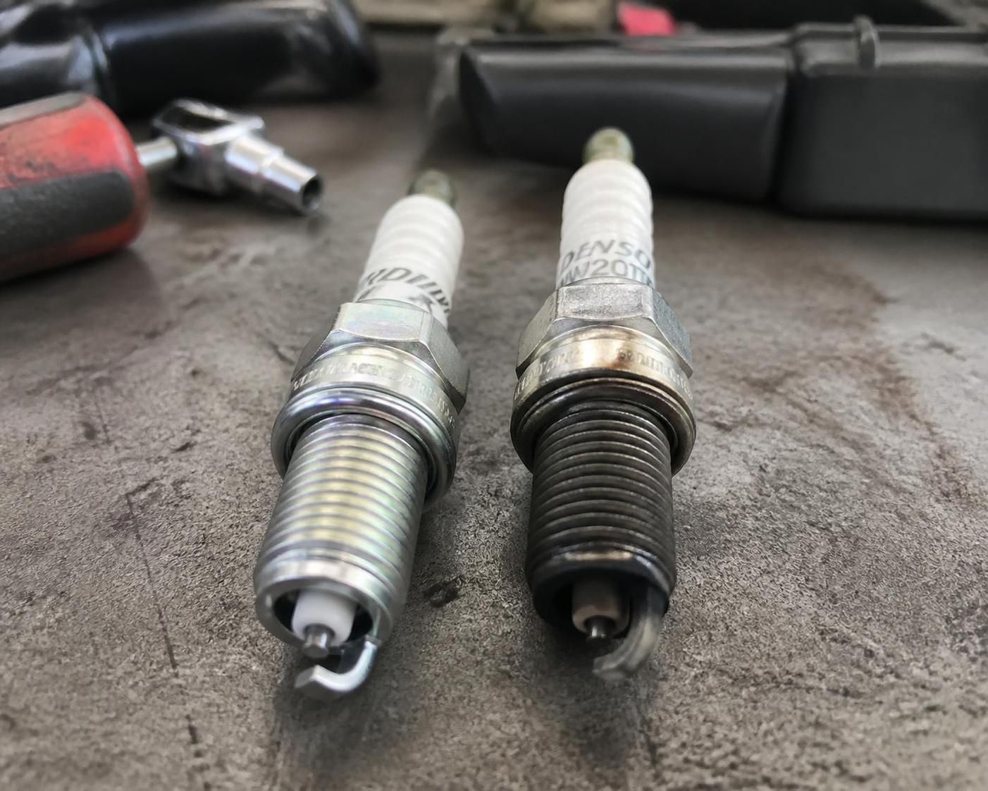 comparaison entre une bougie iridium à 19 € et une bougie origine à 4 € après 12 000 km : analyse de l'écart à la dépose et performances.