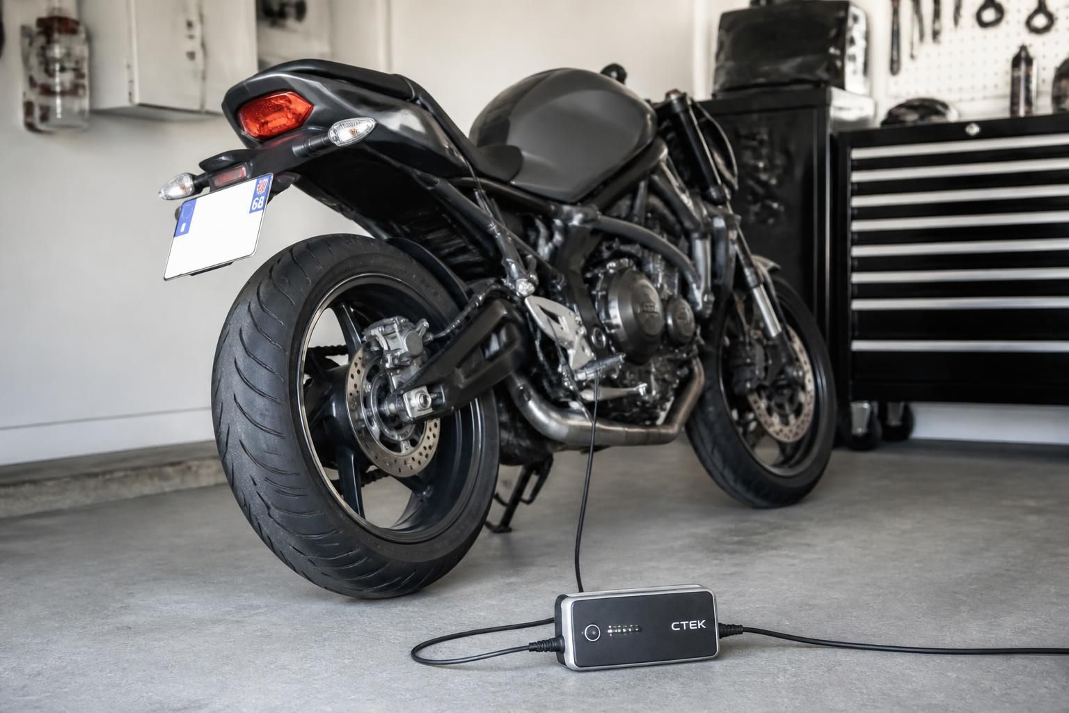 découvrez notre protocole testé sur 14 mois pour charger votre batterie de moto sans avoir à la démonter ni débrancher, simplifiant ainsi l'entretien de votre véhicule.