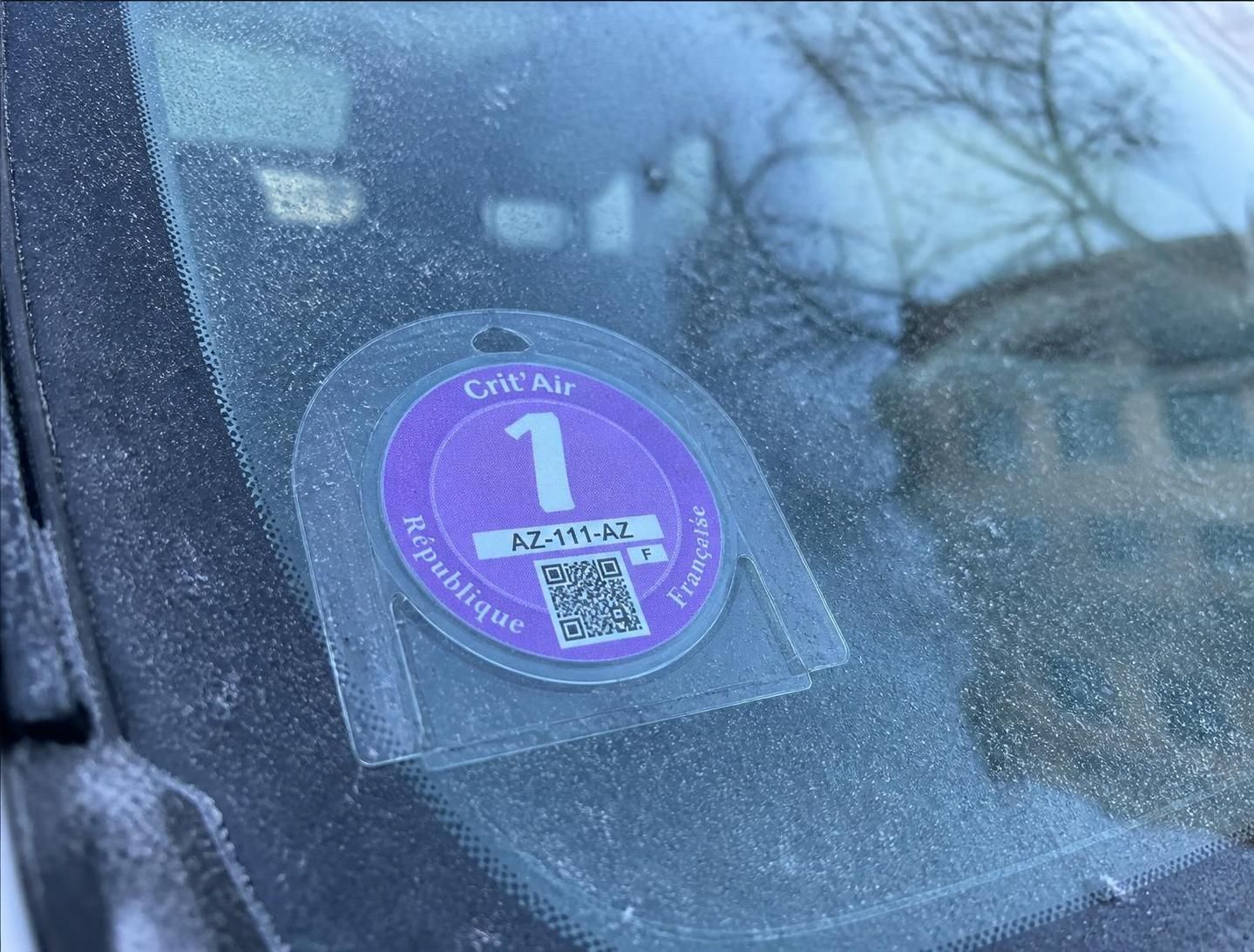 découvrez comment une vignette crit'air collée puis grattée trois fois a résisté à un hiver entier, une solution durable et efficace pour votre véhicule.