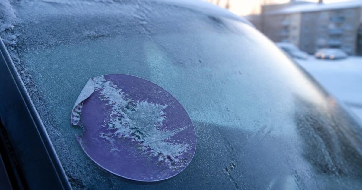 Vignette Crit’Air collée puis grattée 3 fois : la solution qui a survécu à un hiver complet